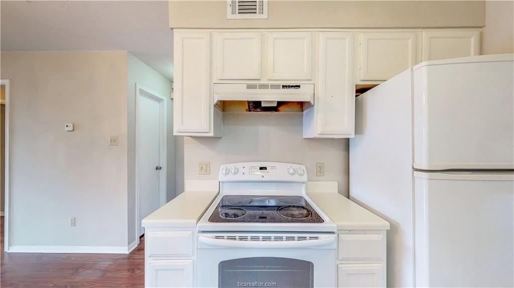 1913 Woodsman Dr - Photo 4 of 32