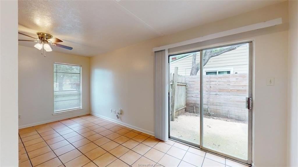 922 Navarro Dr - Photo 3 of 18