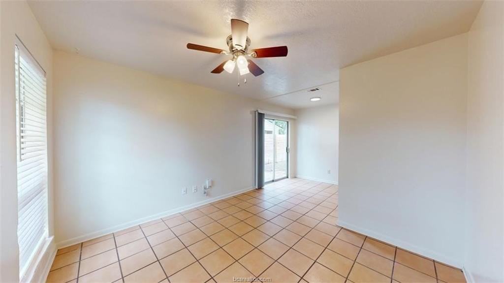 922 Navarro Dr - Photo 5 of 18