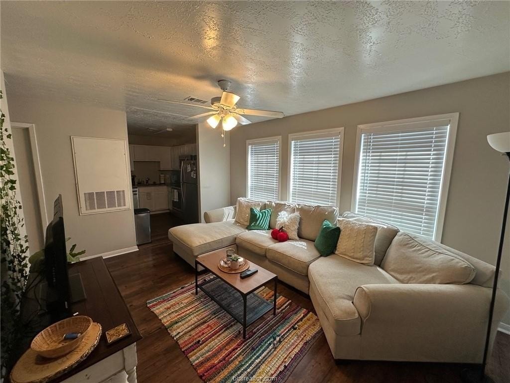 403 Manuel Dr Apt C - Photo 2 of 13