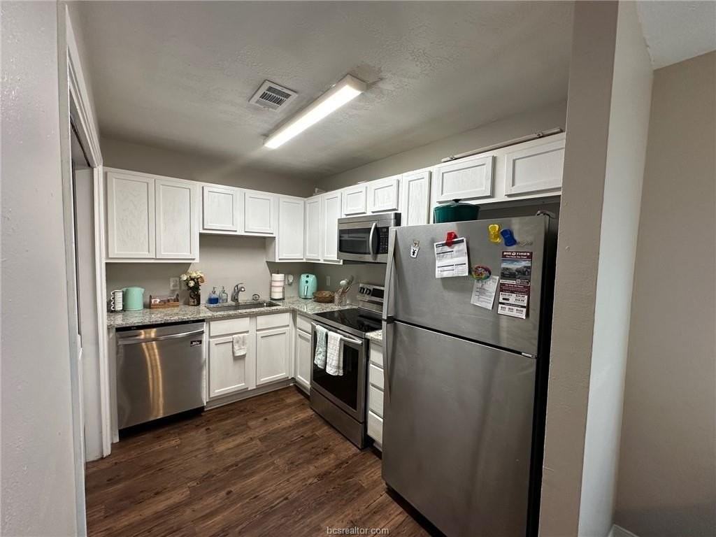 403 Manuel Dr Apt C - Photo 3 of 13