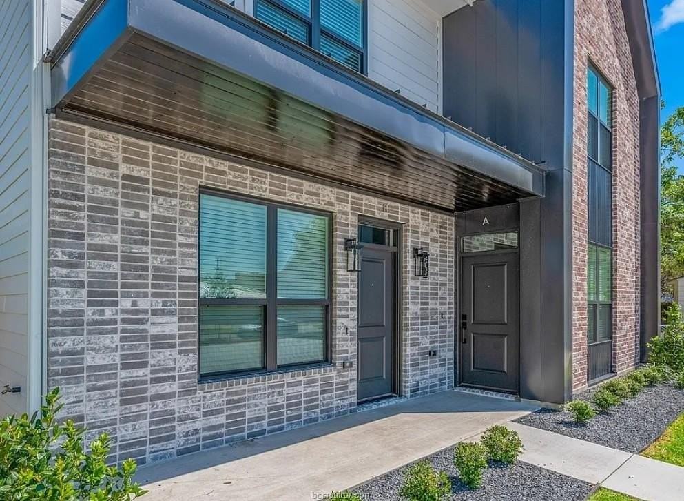 704 Eisenhower St - Photo 2 of 19