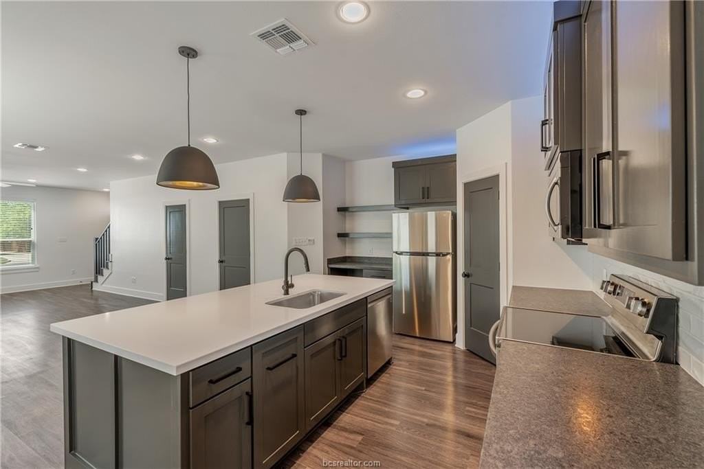 704 Eisenhower St - Photo 7 of 19