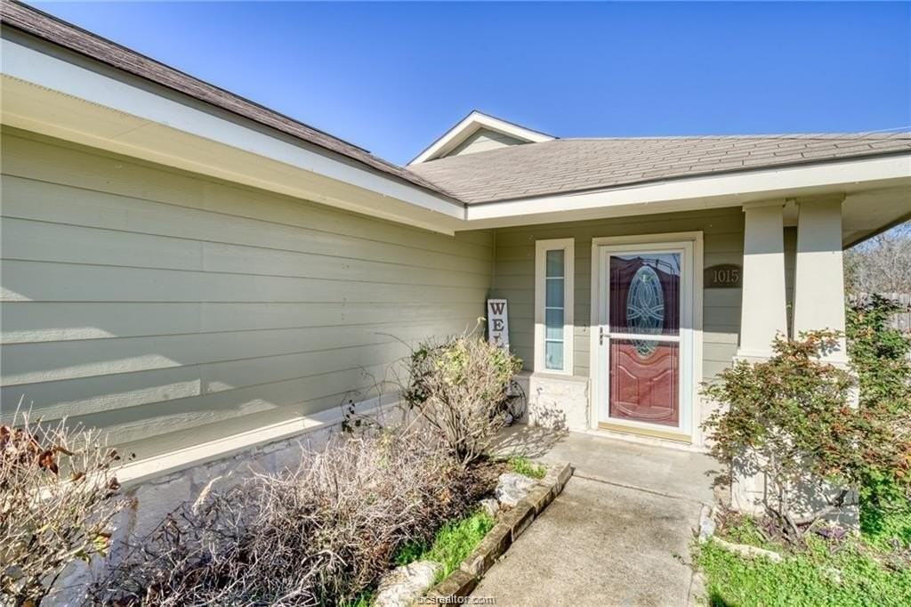 1015 Fallbrook Loop - Photo 2 of 15