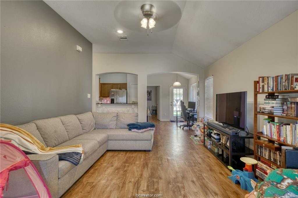 1015 Fallbrook Loop - Photo 4 of 15