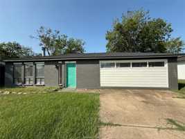 featured image of 1110 S Dexter Dr