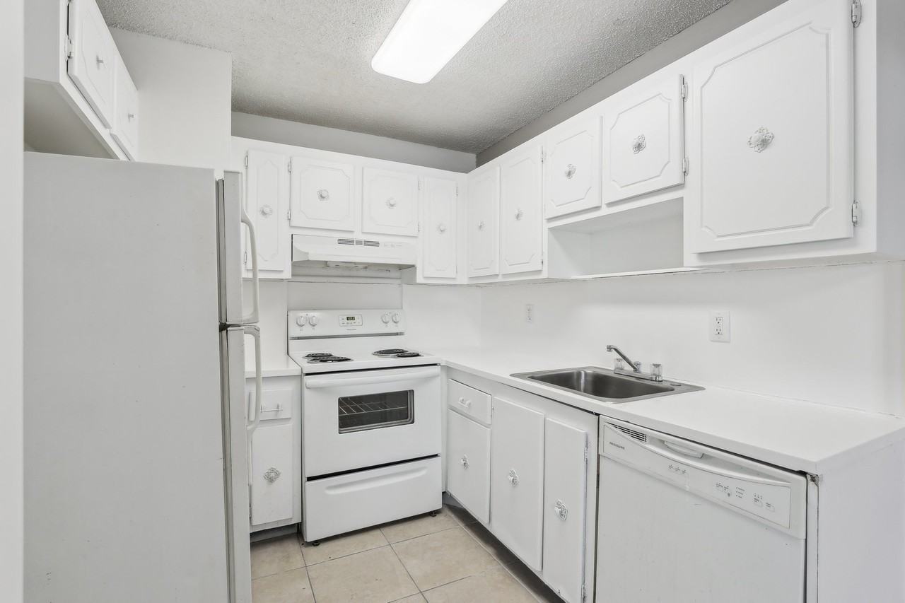 Azure Villas Apartments - Photo 5 of 17