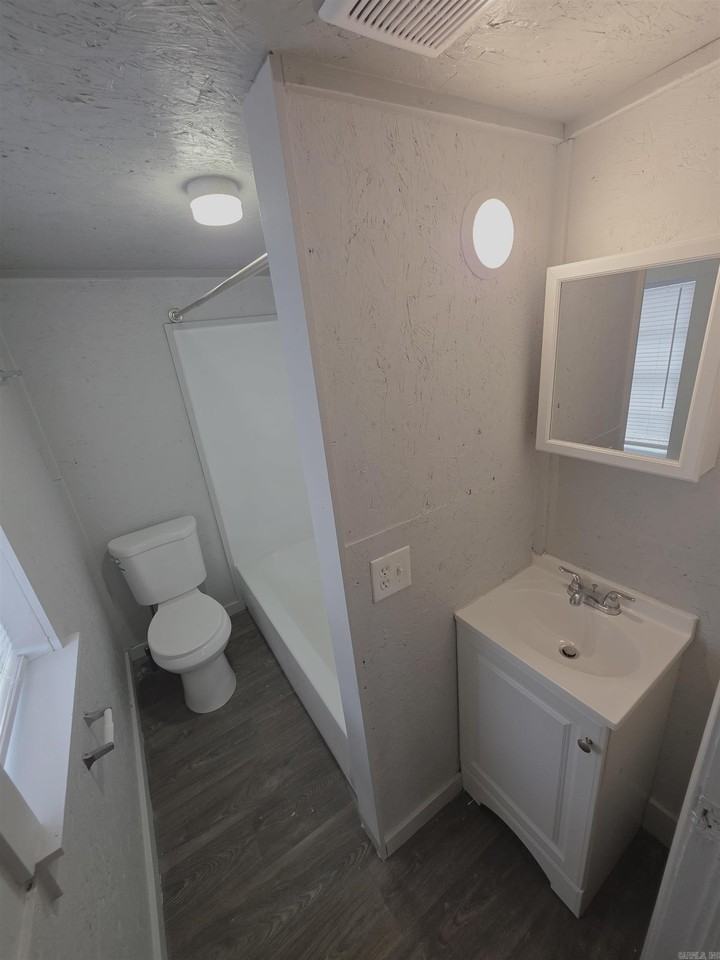 515 W 35th St - Photo 4 of 7