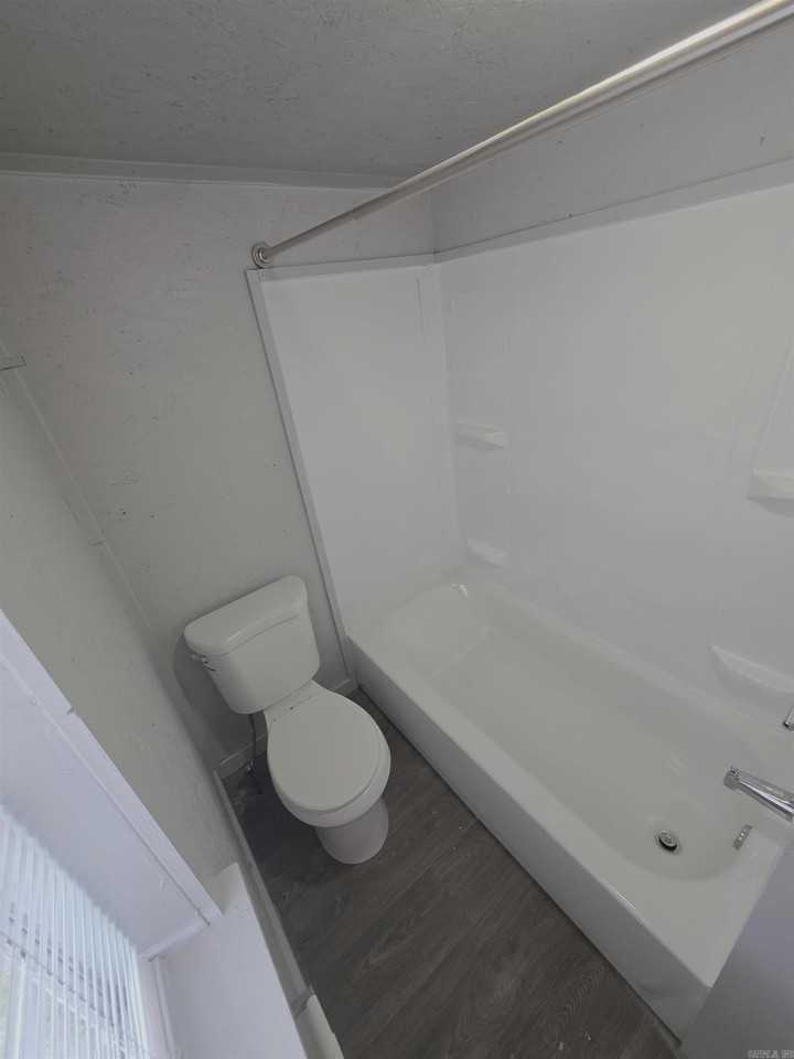 515 W 35th St - Photo 5 of 7