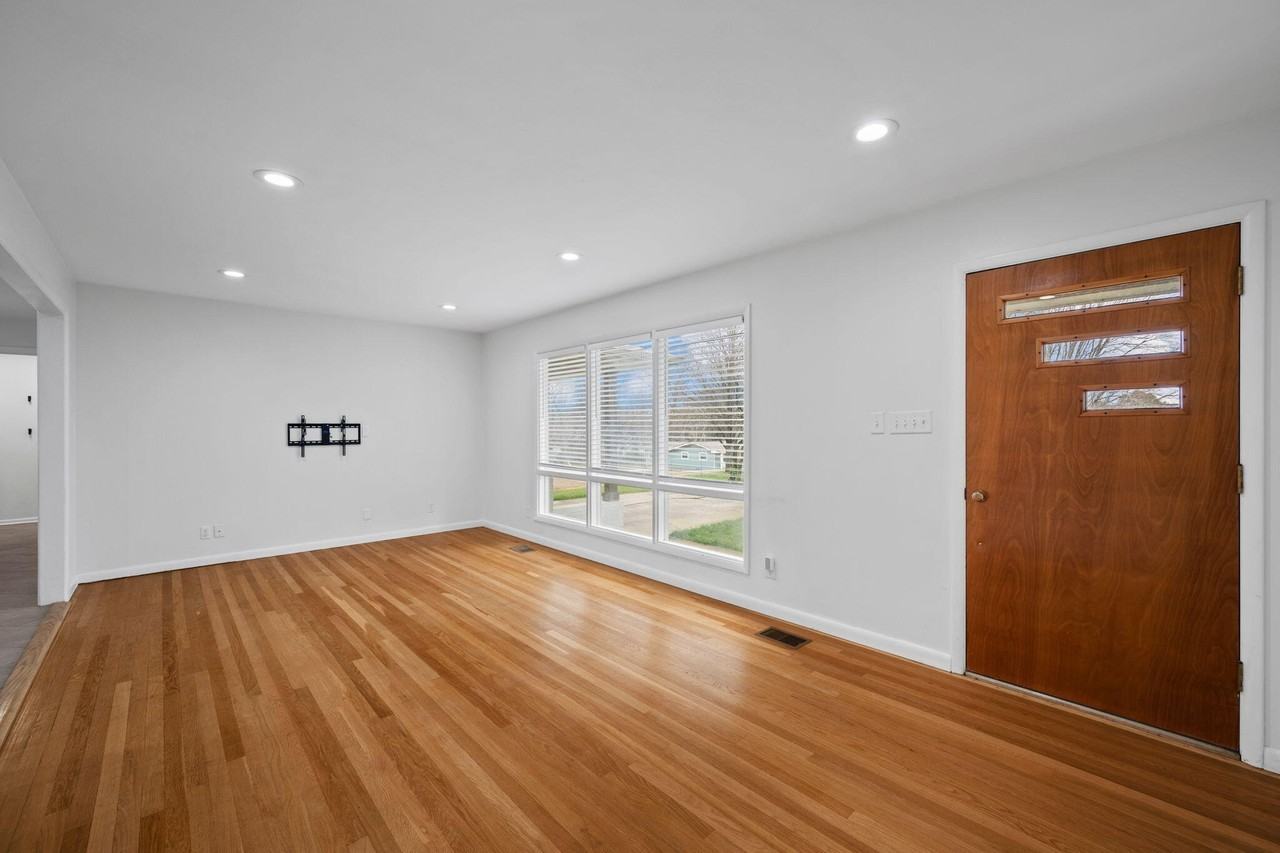 2115 Ballard Pl - Photo 4 of 31