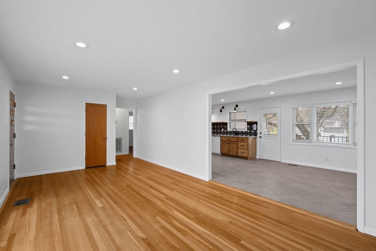 2115 Ballard Pl - Photo 5 of 31