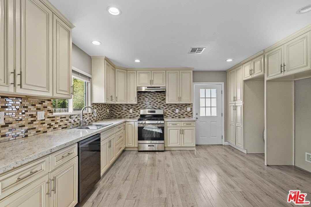 6717 Cedros Ave - Photo 3 of 30