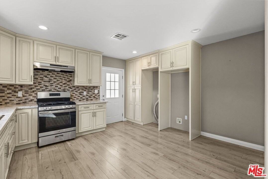 6717 Cedros Ave - Photo 4 of 30