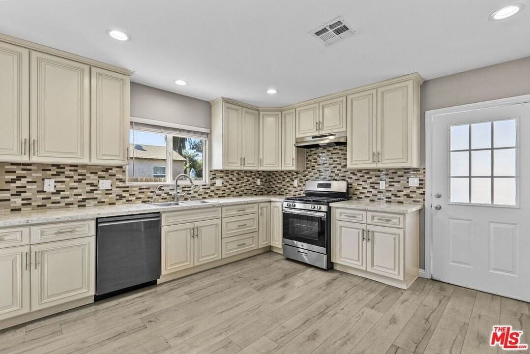 6717 Cedros Ave - Photo 5 of 30