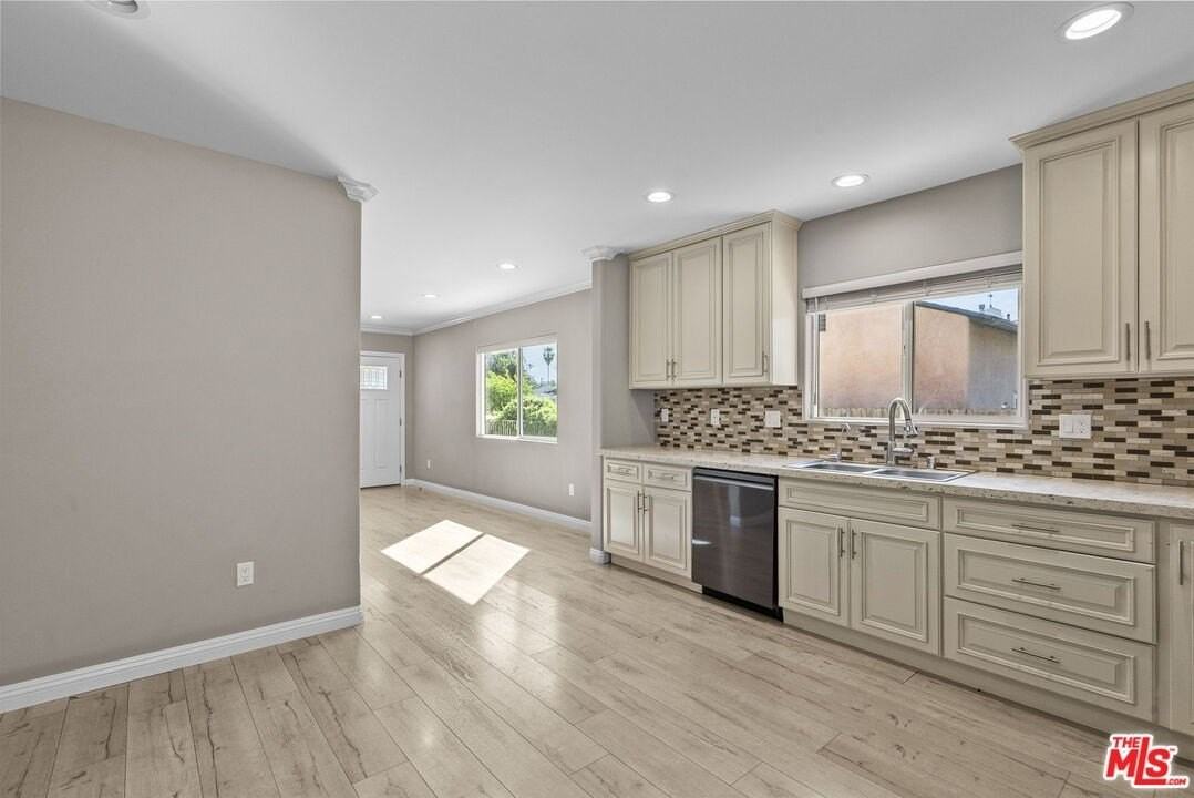 6717 Cedros Ave - Photo 6 of 30