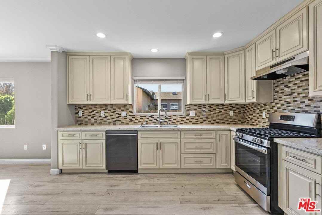 6717 Cedros Ave - Photo 7 of 30