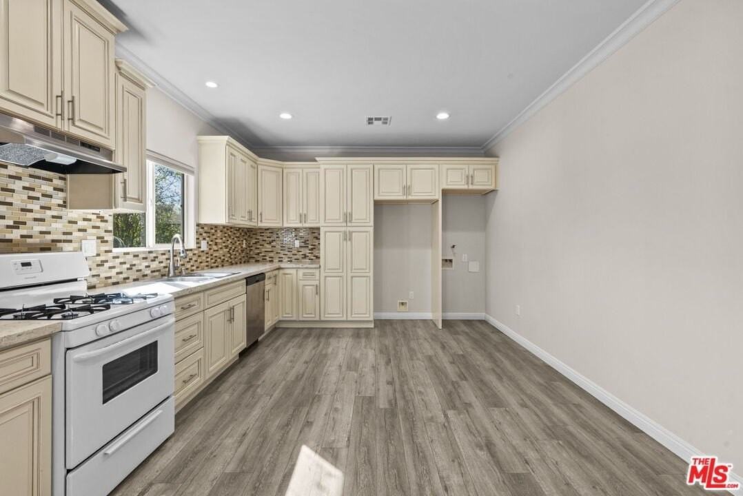 6715 Cedros Ave - Photo 2 of 21