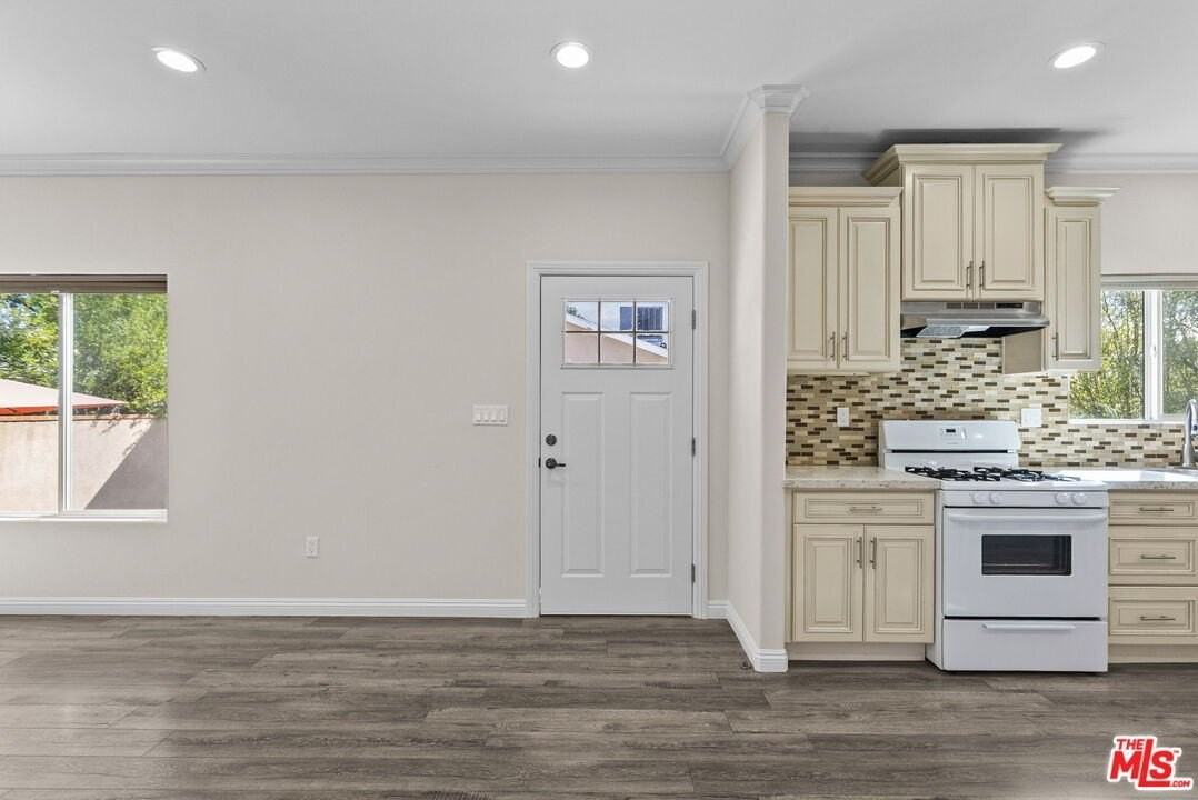 6715 Cedros Ave - Photo 3 of 21