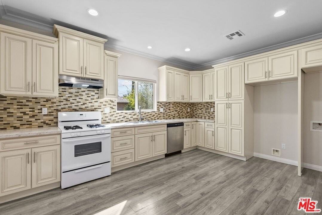 6715 Cedros Ave - Photo 4 of 21