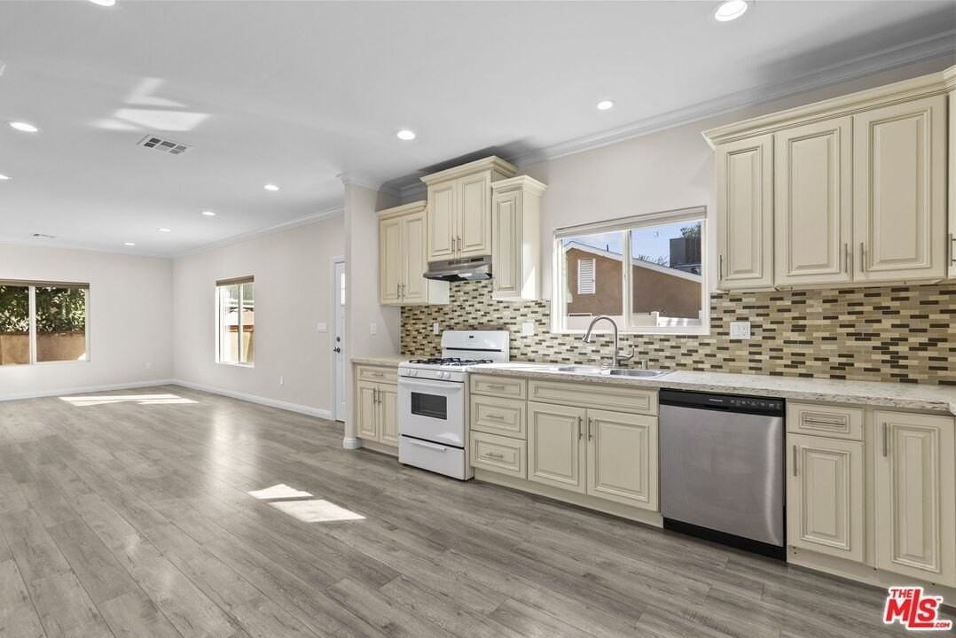 6715 Cedros Ave - Photo 5 of 21