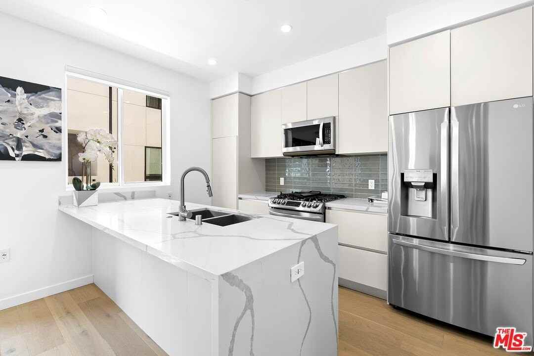 1232 1/2 N Sycamore Ave - Photo 3 of 14