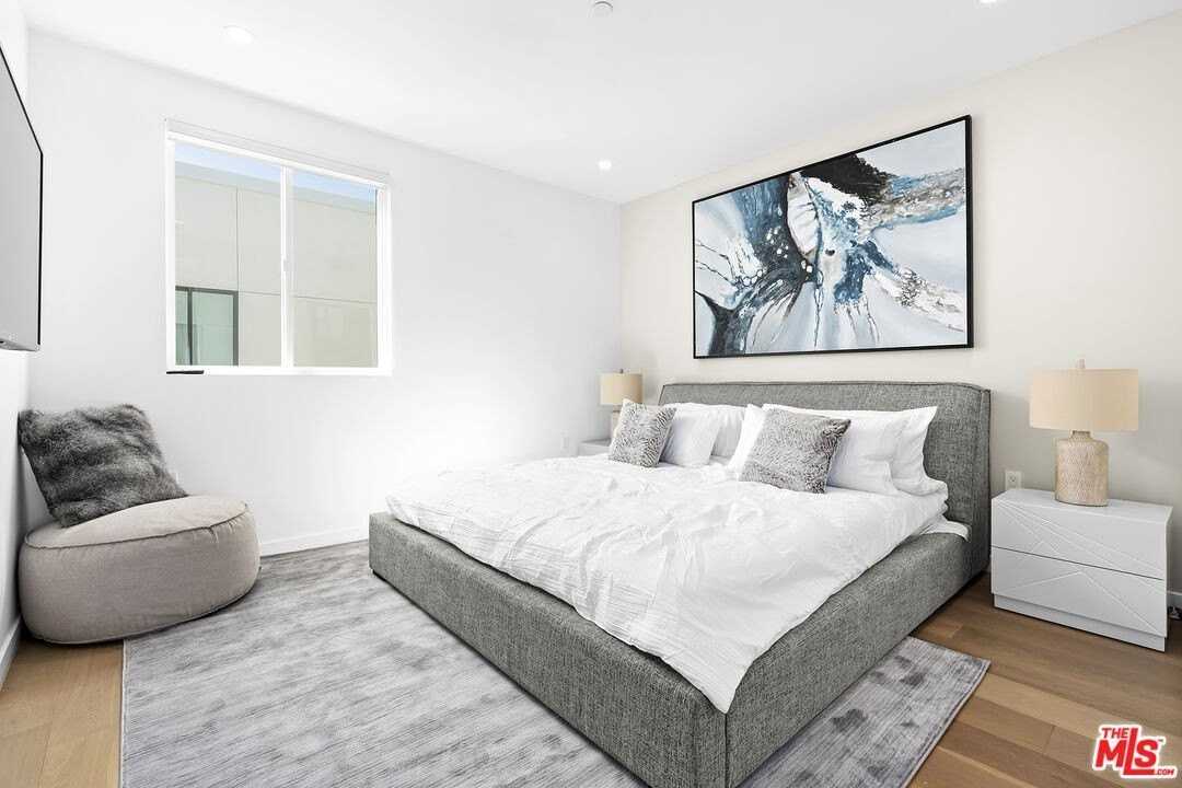 1232 1/2 N Sycamore Ave - Photo 4 of 14