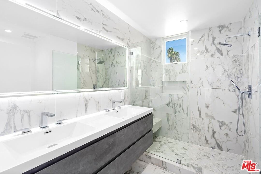 1232 1/2 N Sycamore Ave - Photo 5 of 14