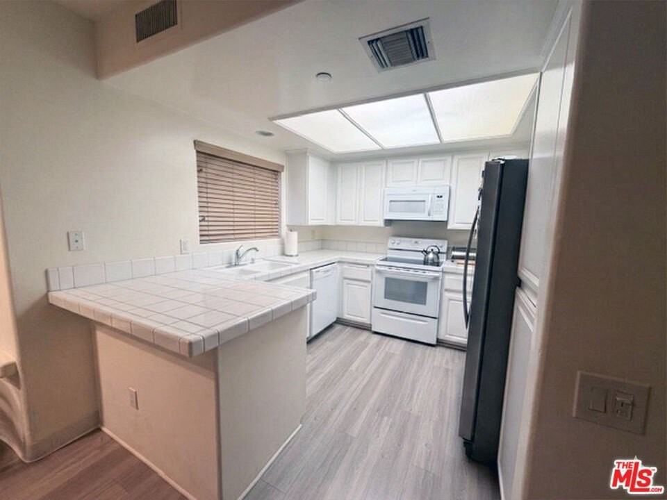 555 S Barrington Ave Apt 223 - Photo 2 of 26