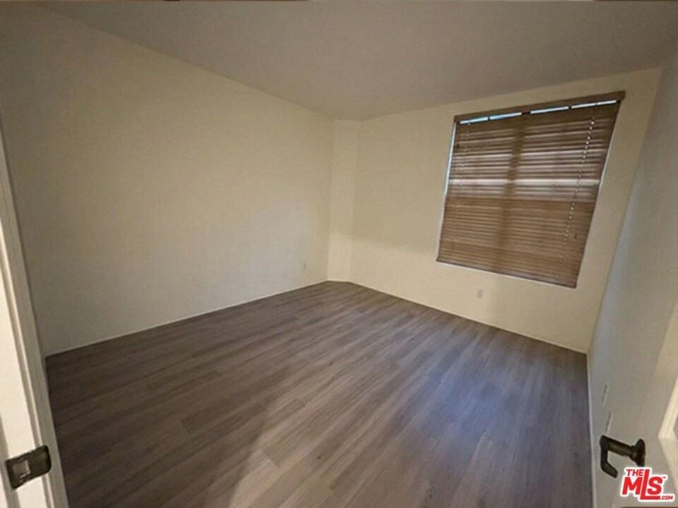 555 S Barrington Ave Apt 223 - Photo 5 of 26