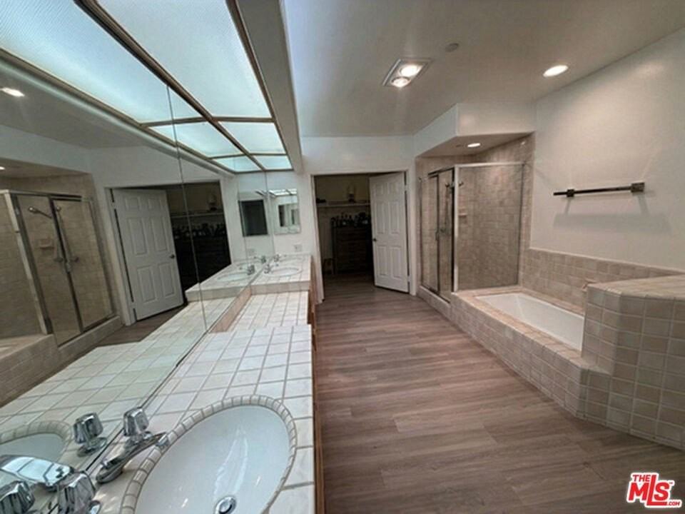 555 S Barrington Ave Apt 223 - Photo 6 of 26