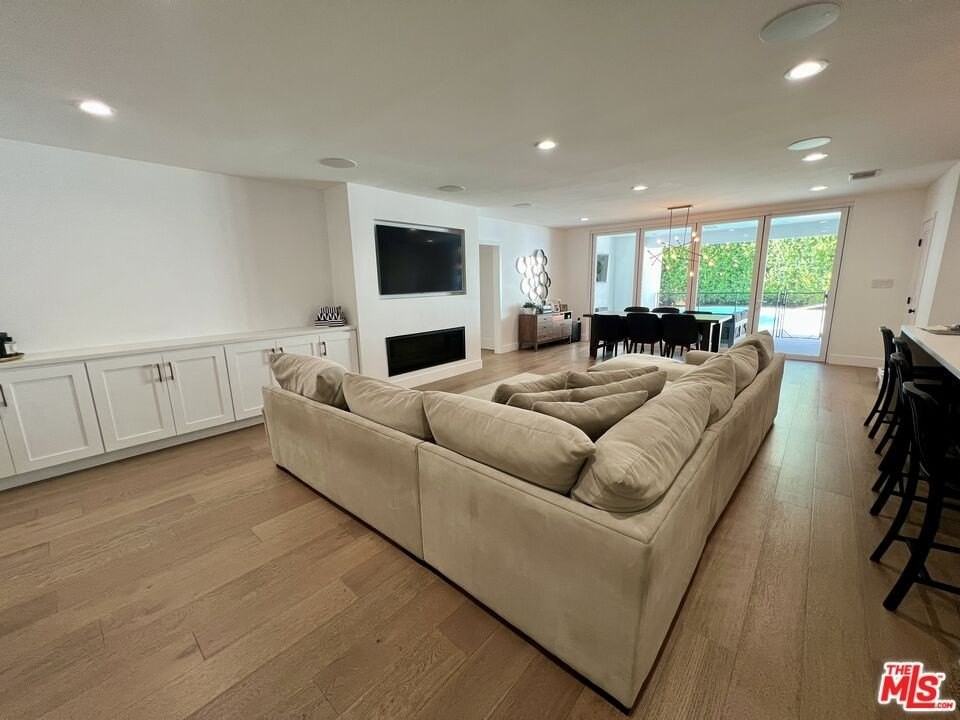 4321 Greenbush Ave - Photo 3 of 22