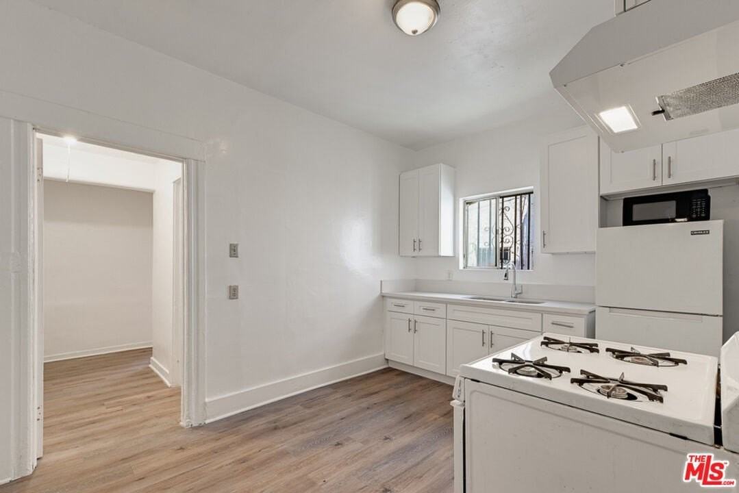 220 E Vernon Ave Unit 1/2 - Photo 3 of 14