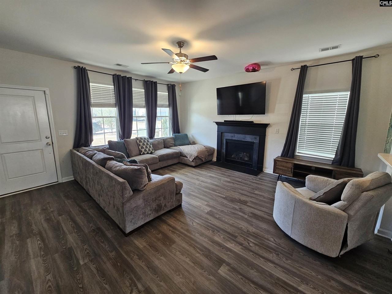 819 Queenshire Ln - Photo 2 of 28