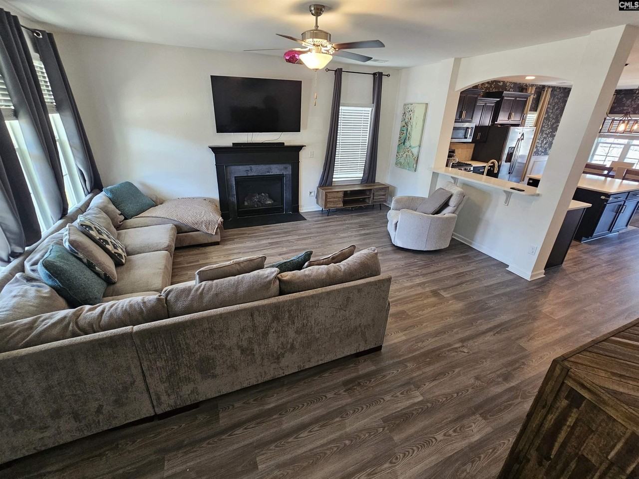 819 Queenshire Ln - Photo 3 of 28