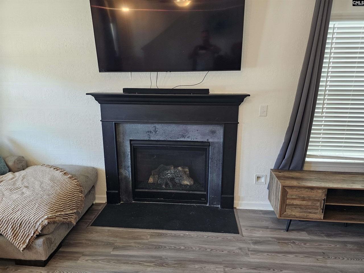 819 Queenshire Ln - Photo 4 of 28