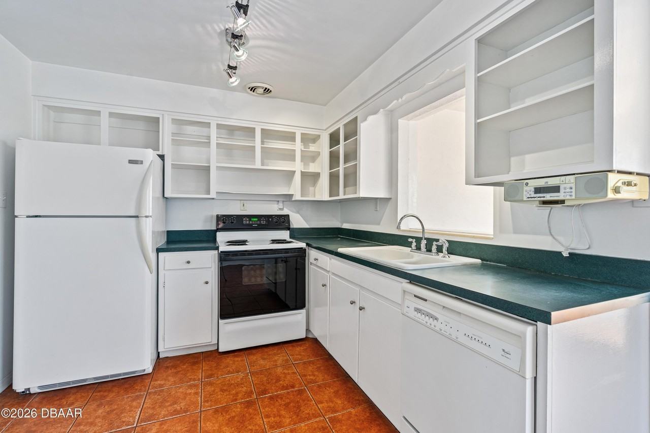 152 Longwood Dr - Photo 2 of 34