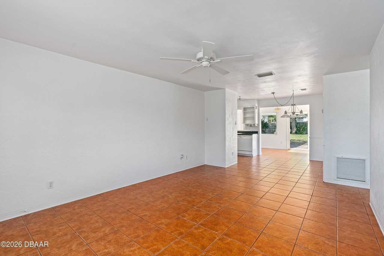 152 Longwood Dr - Photo 3 of 34