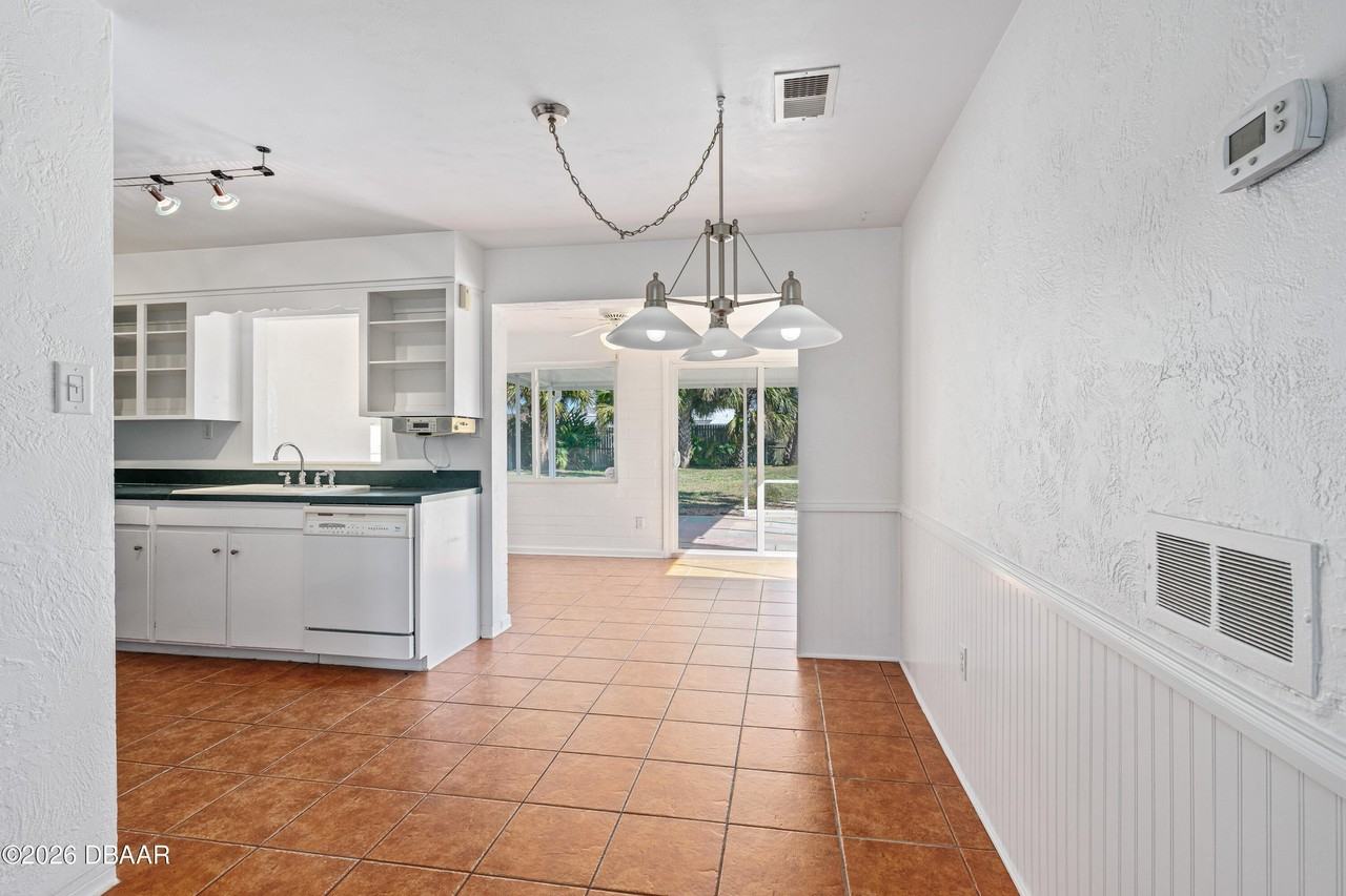 152 Longwood Dr - Photo 5 of 34