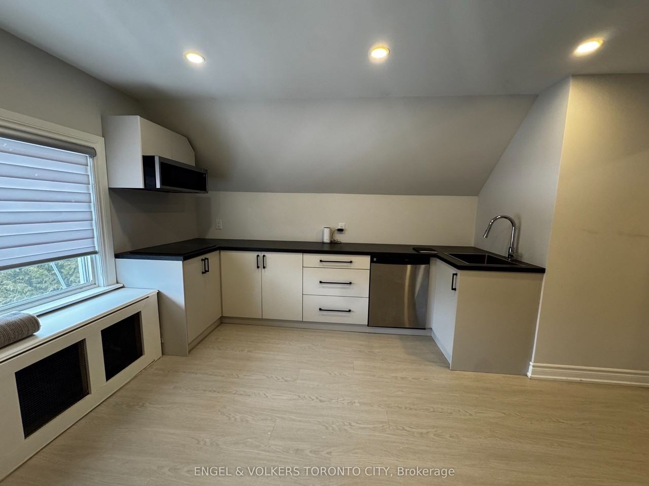 185 Rumble Ave Fl 2 - Photo 3 of 11