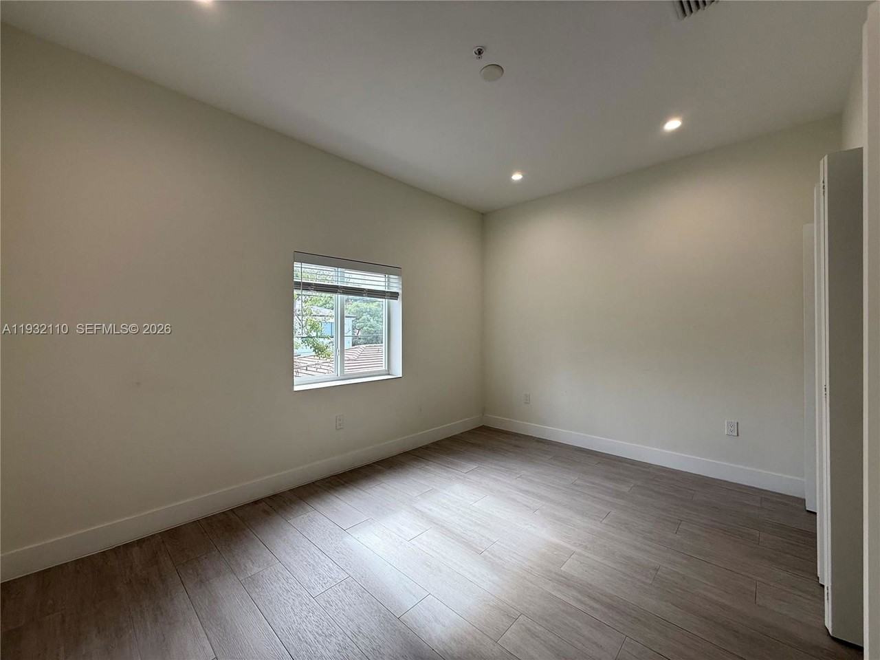 1786 Sw 9th St #4 - Photo 5 of 8