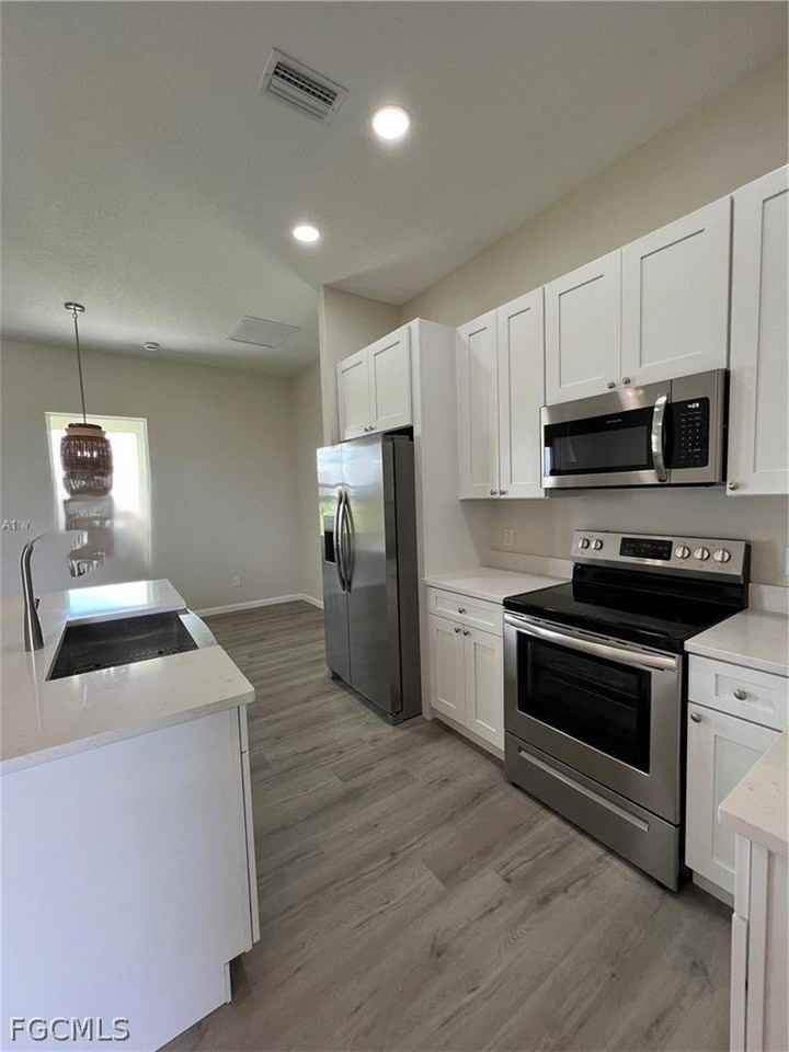 1088 Saturn Ct - Photo 2 of 23