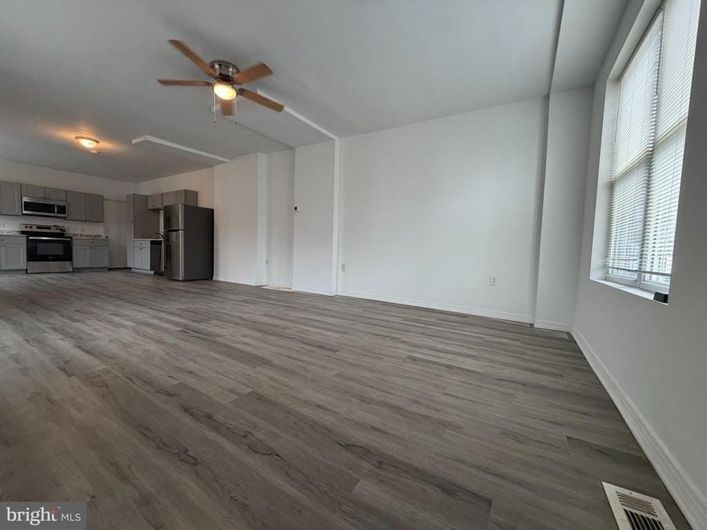 731 E 4th St - Photo 3 of 14