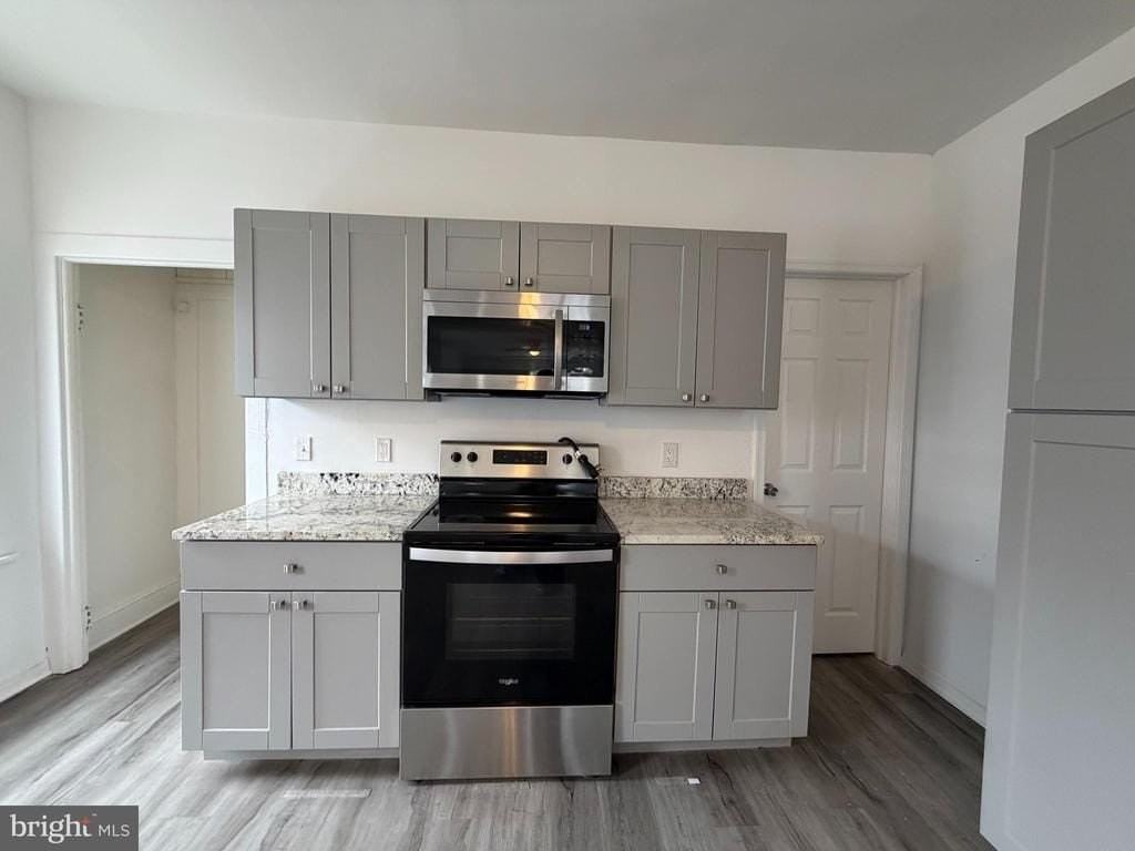 731 E 4th St - Photo 4 of 14