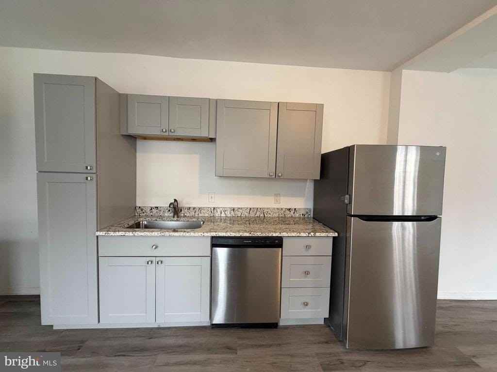 731 E 4th St - Photo 5 of 14