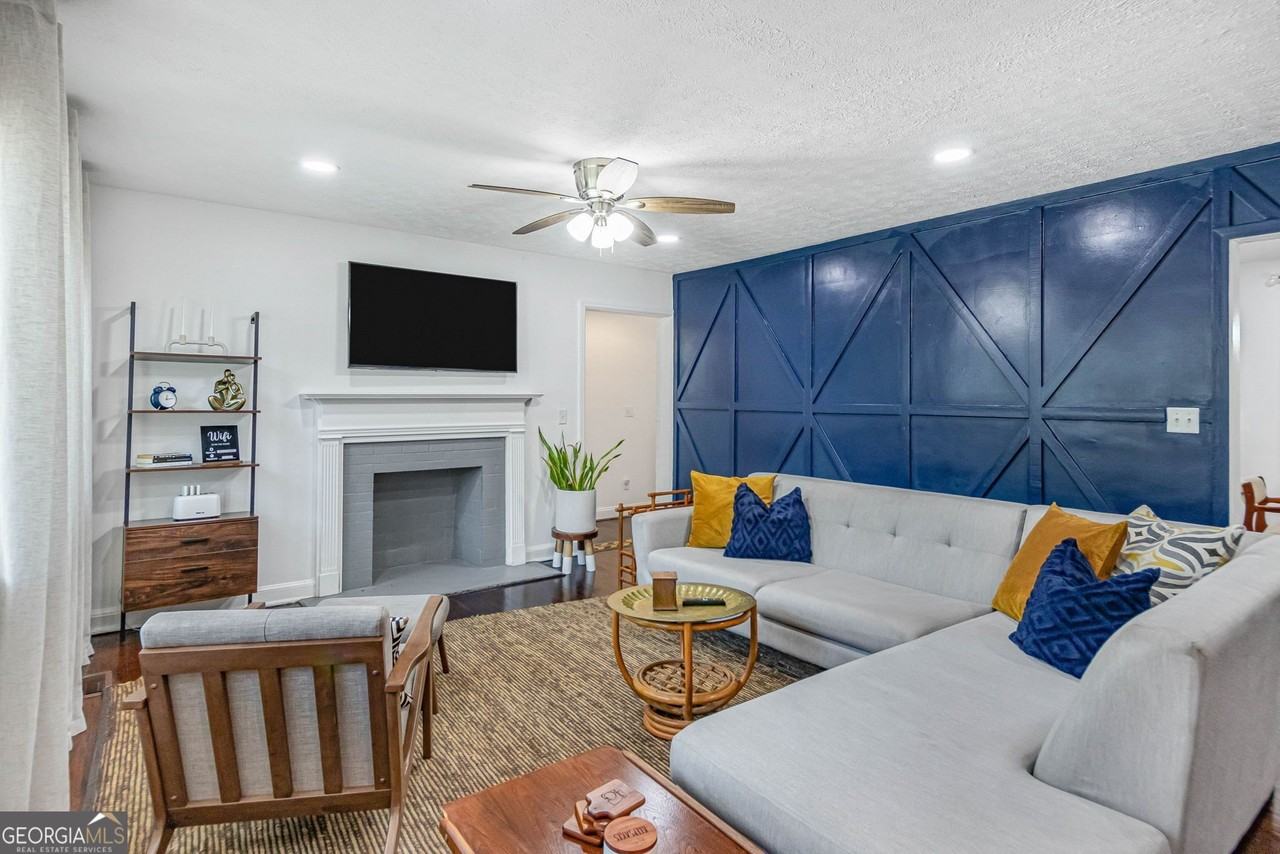 2100 Cascade Rd Sw - Photo 4 of 45