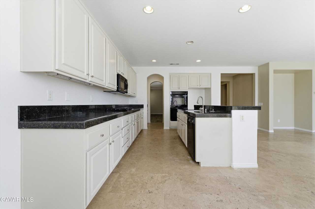 3024 Tournament Dr - Photo 3 of 27