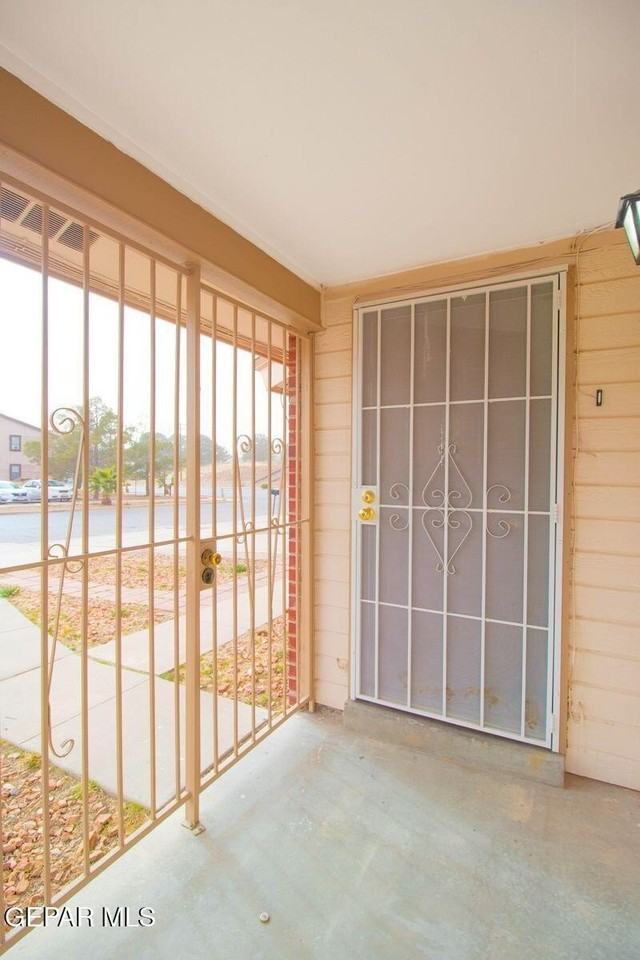 11601 Soberana Ln Unit B - Photo 2 of 38