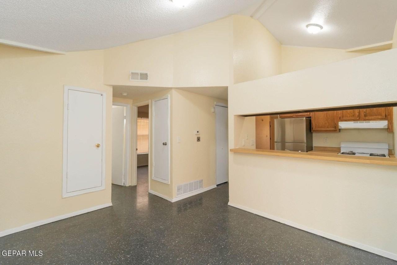 11601 Soberana Ln Unit B - Photo 4 of 38