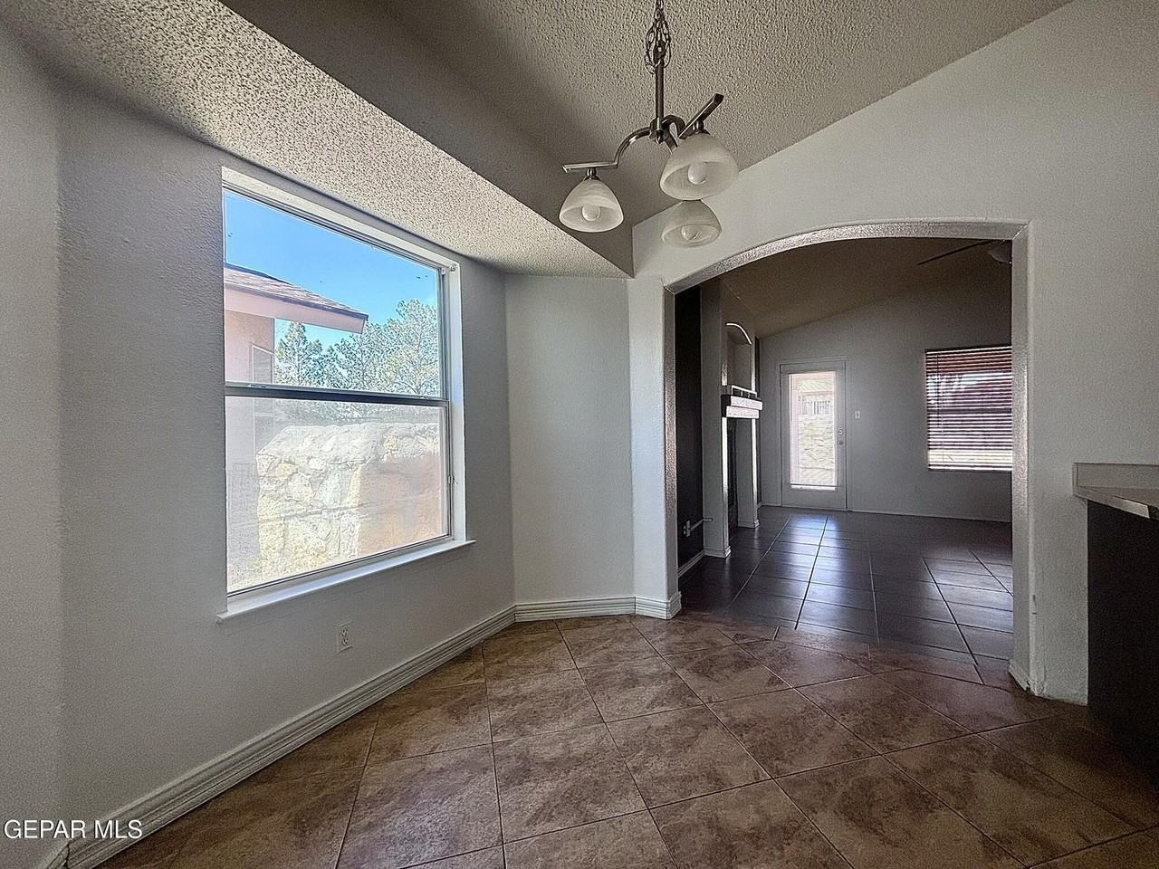 403 Wisconsin Ct - Photo 4 of 15