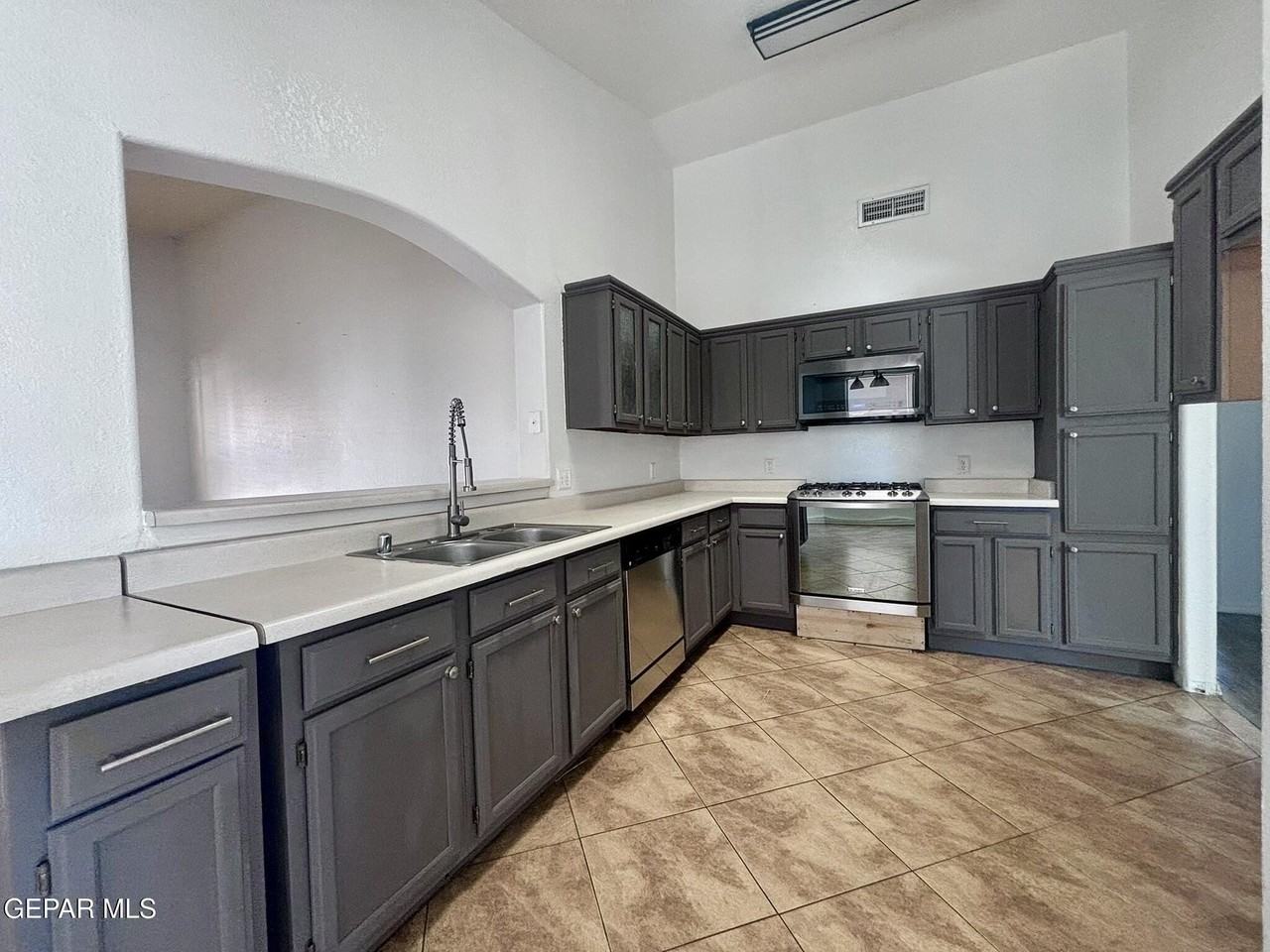 403 Wisconsin Ct - Photo 5 of 15